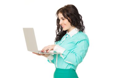 Yeşil etek ve bluz kendimi gülümseyen güzel esmer kız