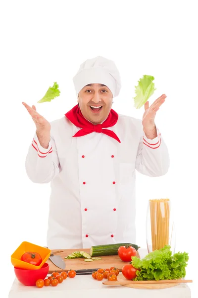 Ευτυχισμένο σεφ, κρατώντας φύλλα σαλάτα και μαγείρεμα με φρέσκο vegetabl — Φωτογραφία Αρχείου