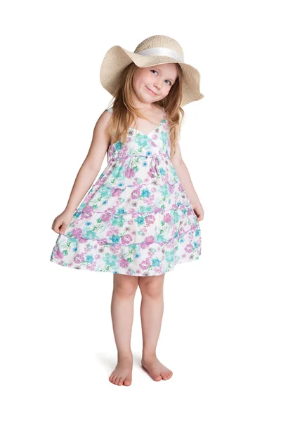 Sorridente bambina bionda indossa grande cappello bianco e vestito — Foto Stock