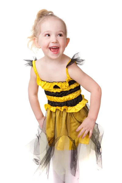 Счастливая маленькая девочка в пчелином платье — стоковое фото