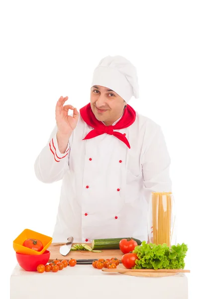 Happy chef kırmızı ve beyaz giyen taze sebze ile pişirme — Stok fotoğraf
