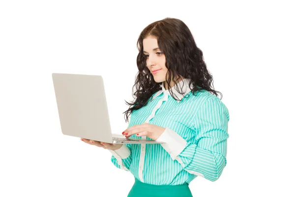 Belle fille brune en jupe verte et chemisier tenant ordinateur portable — Photo