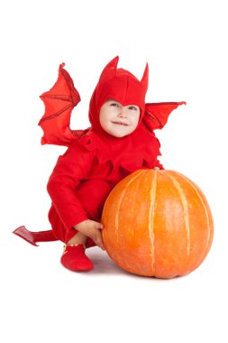 küçük çocuk büyük balkabağı oturan kırmızı şeytan kostümü