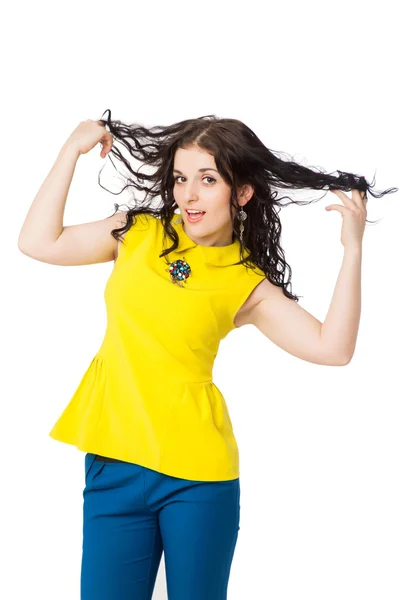 Όμορφη μελαχρινή ευτυχισμένος κορίτσι με σγουρά μαλλιά που φοράει κίτρινο bl Εικόνα Αρχείου