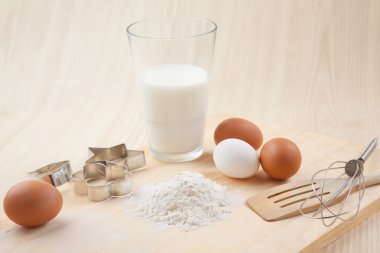 un, bardak süt, yumurta çırpıcı, çerez kesici formları ve yumurtalarının woo