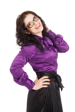 Güzel gömlek, etek ve glasse giymiş esmer kadın gülümsüyor