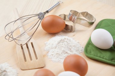 yumurta, un, çerez kalıp ve fırçalamak ahşap tahta üzerinde