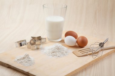 bardak süt, yumurta çırpıcı, çerez kesici formları ve yumurta ahşap sekmesinde