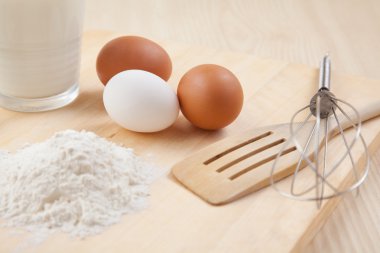 un, süt, yumurta çırpıcı ve ahşap masa üzerinde yumurta cam