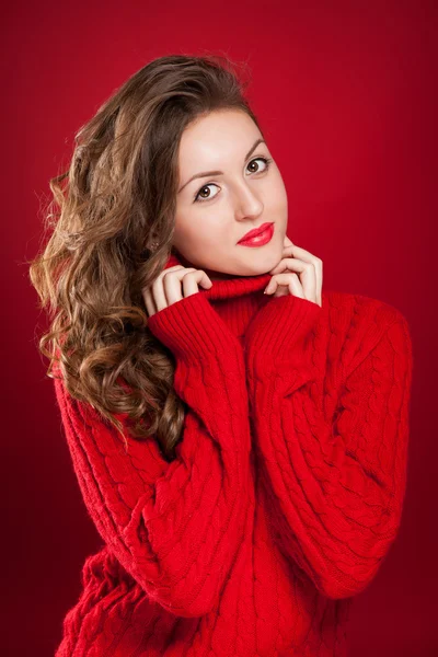 Bella ragazza bruna indossa maglione rosso — Foto Stock