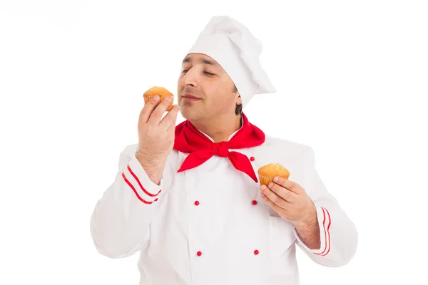 Chef segurando dois muffins vestindo uniforme vermelho e branco — Fotografia de Stock
