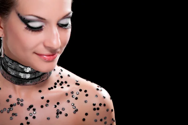 Bellissimo modello con trucco in bianco e nero e ciglia lunghe — Foto Stock