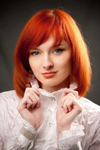 Menina ruiva bonita usando pulseira — Fotografia de Stock