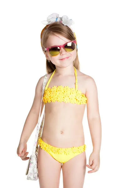 Bambina bionda in costume da bagno, occhiali da sole e borsa — Foto Stock