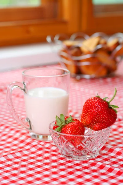 Petit déjeuner avec lait et fraise — Photo