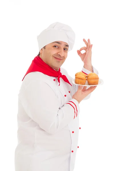 Chef-kok houden plaat met 4 muffins dragen van rode en witte uniform — Stockfoto
