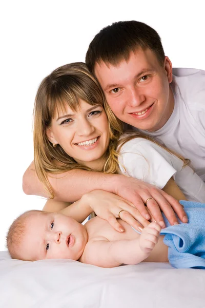 Yung madre y padre sosteniendo a su pequeño hijo — Foto de Stock