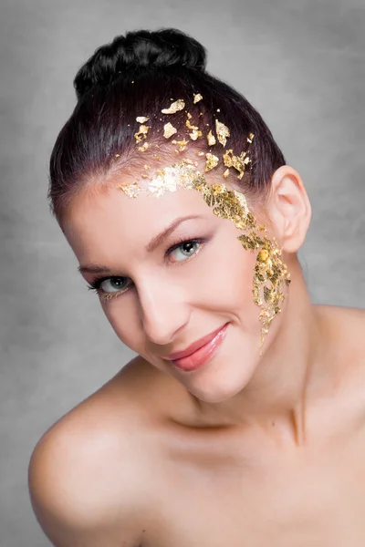 Cara de chica hermosa con maquillaje de oro — Foto de Stock