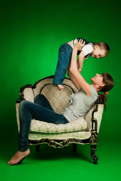 Happy matka drží svého chlapečka — Stock fotografie