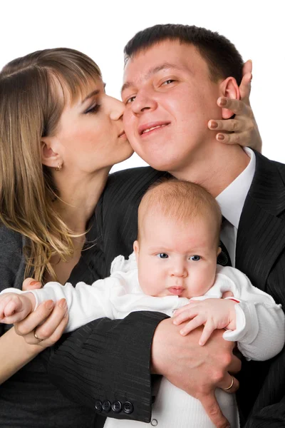 Madre e padre abbracciano il loro bambino — Foto Stock