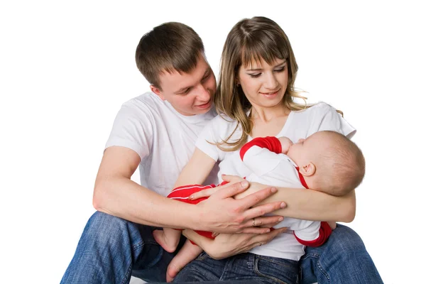 Yung mamma och pappa hålla sitt lilla barn — Stockfoto