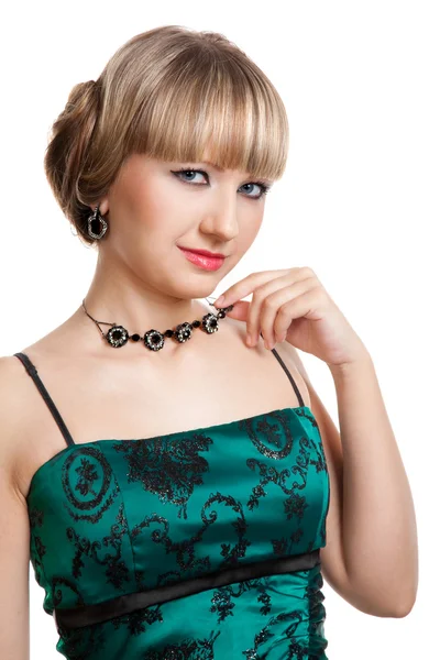 Красивая девушка в зеленом вечернем платье с ожерельем и серьгой — стоковое фото