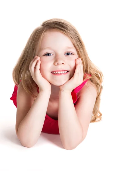 Sorrindo menina feliz loira em maiô rosa deitado no f — Fotografia de Stock
