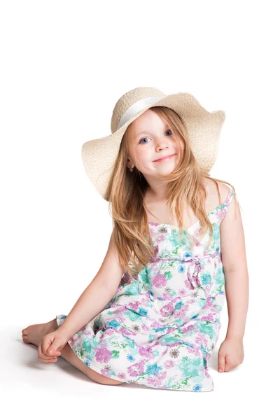 Sorrindo menina loira vestindo grande chapéu branco e vestido — Fotografia de Stock