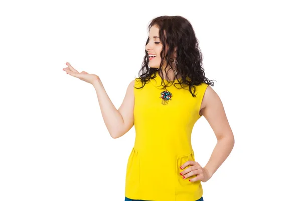 Bruna ragazza felice con i capelli ricci indossa camicetta gialla e bl — Foto Stock