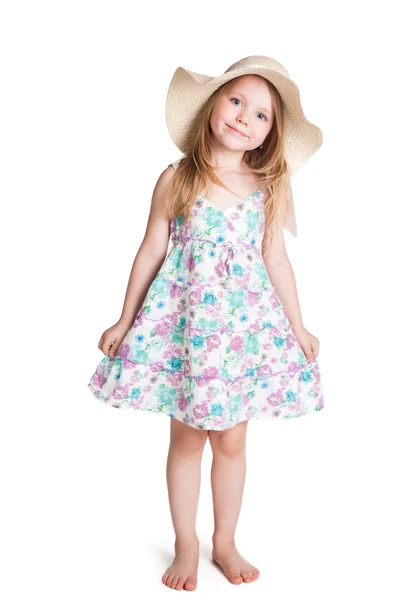 Sorridente bambina bionda indossa grande cappello bianco e vestito — Foto Stock