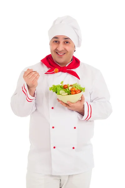 Chef che tiene il piatto con insalata e verdure fresche che indossano rosso — Foto Stock