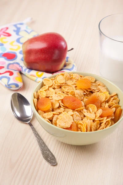 Green bowls of crunchy corn flakes for breakfast with apple on w — Stock Photo, Image