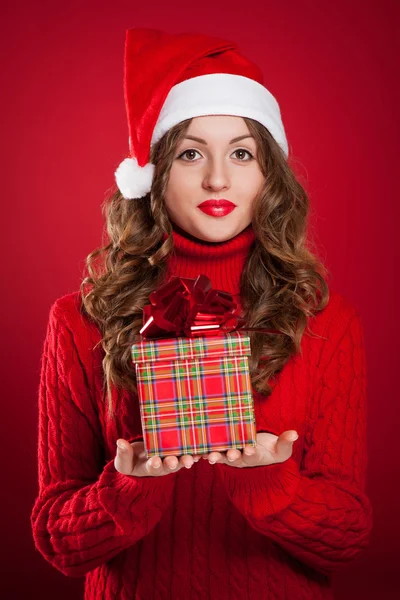 Menina bonita segurando presente de Natal — Fotografia de Stock