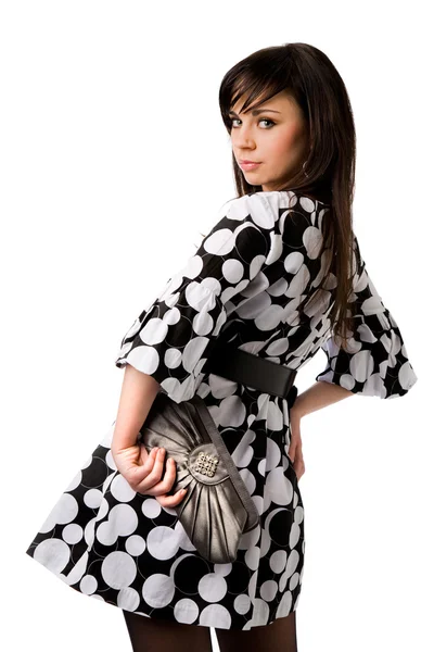 Schöne Brünette im schwarz-weißen Kleid mit kleinem Portemonnaie — Stockfoto