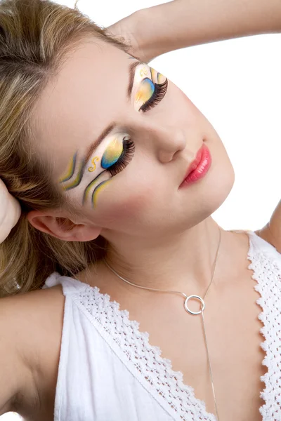 Bonito retrato de mujer joven con maquillaje amarillo y azul brillante y pestañas largas Imagen de archivo