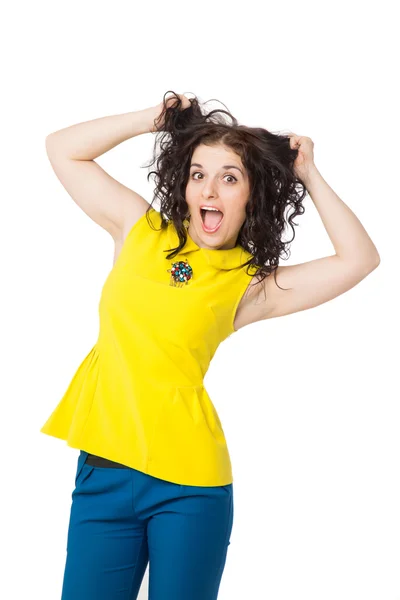 Όμορφη μελαχρινή κοπέλα με σγουρά μαλλιά που φοράει κίτρινη μπλούζα μια Εικόνα Αρχείου