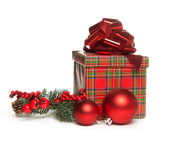 Regalo di Natale con fiocco, vischio e palline rosse — Foto Stock