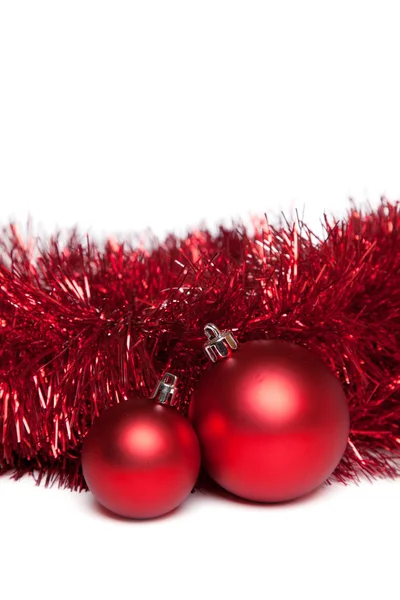 Due giocattoli dell'albero di Natale con ghirlanda rossa — Foto Stock