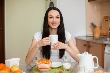 esmer kız moring Mutfakta çay içme 