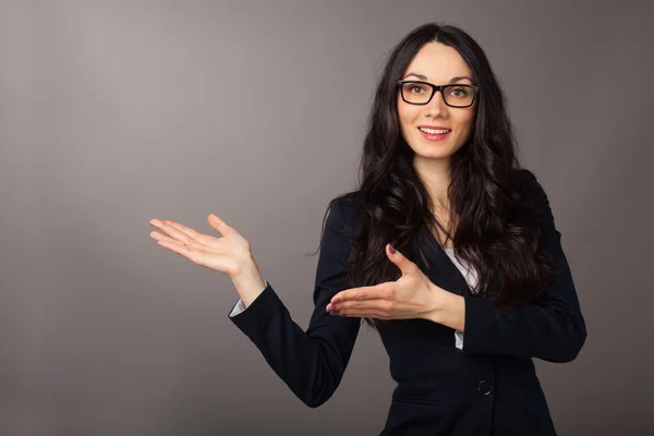 Brünette Frau präsentiert Kopierraum — Stockfoto