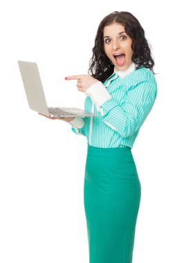 Yeşil etek laptop olmadığında işaret tutan hayret esmer