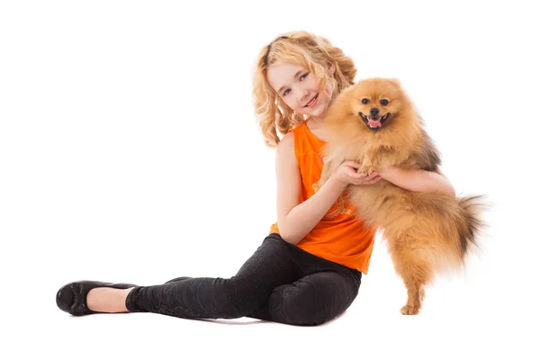 Pequena menina sorridente segurando seu cão — Fotografia de Stock