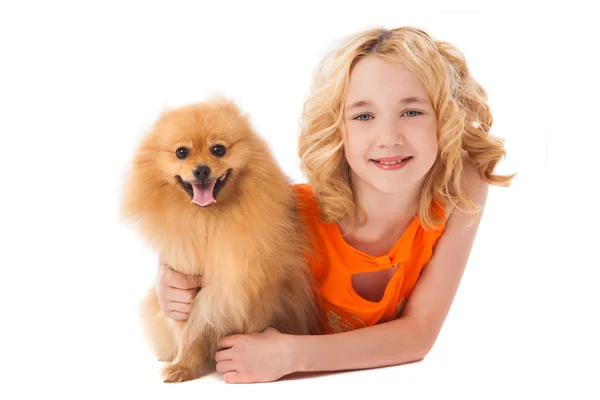 Kleines lächelndes Mädchen mit ihrem Hund — Stockfoto