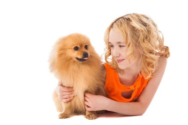 Usměvavá holčička drží svého psa — Stock fotografie