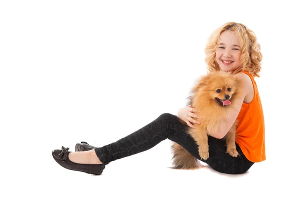 Gülümseyen kız köpeğini holding — Stok fotoğraf