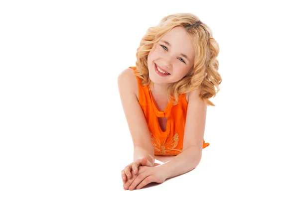 Pequena menina sorridente em roupas laranja — Fotografia de Stock