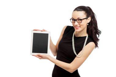 ipad tutarak siyah elbiseli esmer kız 
