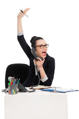 mutlu işkadını masaya oturmuş telefonda konuşuyor