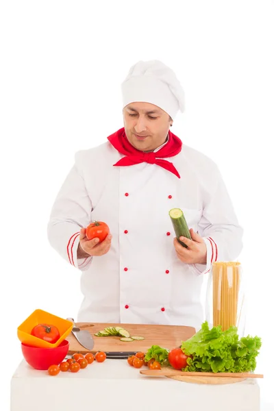 Cocinero feliz cocina con verduras frescas — Foto de Stock