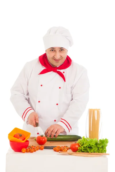 Happy chef kırmızı ve beyaz giyen taze sebze ile pişirme — Stok fotoğraf